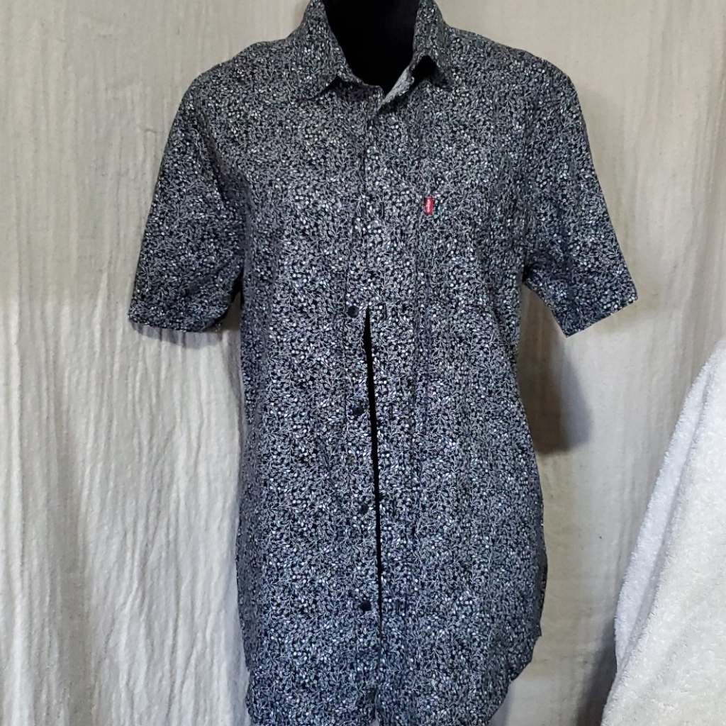 Levi's Collared Button Down Shirt